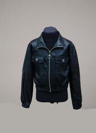 Нова крута шкіряна куртка з нашитими карманами знизу на резинці чорного кольору1 фото