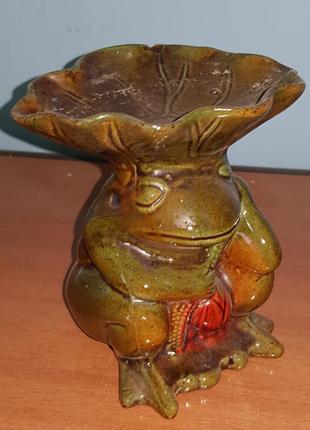 Красивий керамічний свічник у вигляді жаби