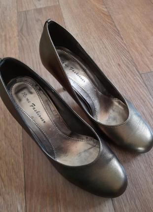 Туфлі кольору міді