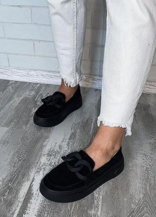 Крутые замшевые туфли-слипоны  на платформе черные