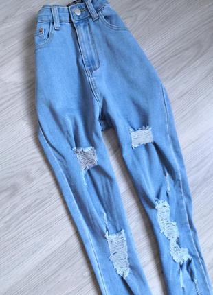 Голубые джинсы на высокой посадке на талию с фабричными рваностями3 фото