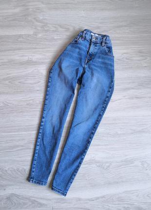 Голубые базовые плотные стрейчевые джинсы1 фото