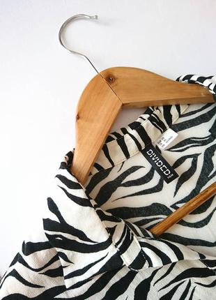 Легка вкорочена блуза/топ/рубашна гудзичках в актуальний енімал принт 🦓 h&m, на р. xs6 фото