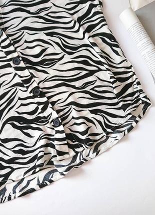 Легка вкорочена блуза/топ/рубашна гудзичках в актуальний енімал принт 🦓 h&m, на р. xs7 фото