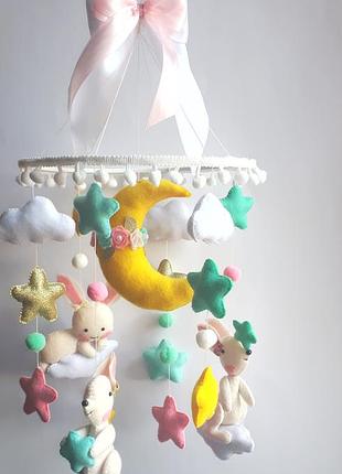Мобиль на кроватку из фетра для девочки