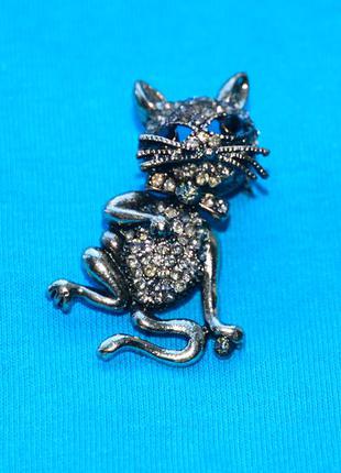 Интересная маленькая брошка брошь с крутой кошкой кошечкой котэ