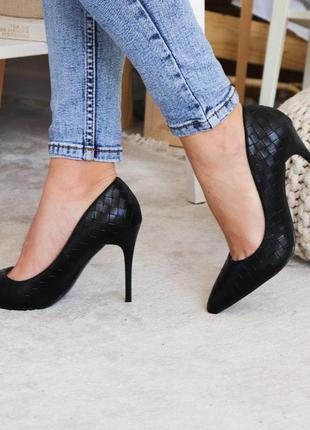 Женские туфли черные на шпильке черного цвета с острым носком4 фото