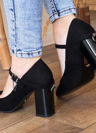 Женские туфли черные замшевые на каблуке черного цвета с острым носком