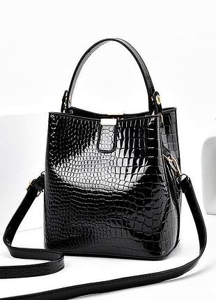 Кожаная лаковая черная сумка под крокодила (110072)