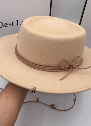 Розкішний вовняний бежевий капелюх федора rb 2024 з ланцюжком та декором шляпа бежева