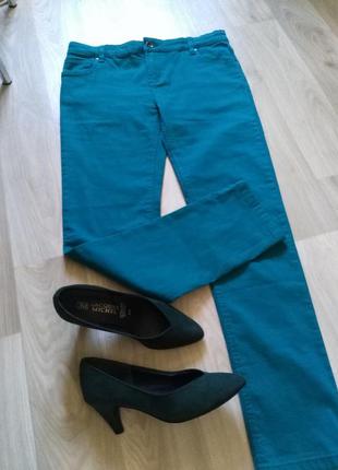 Трендовые зеленые женские джинсы1 фото