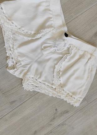 Вискозные белоснежные шортики