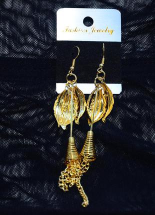 Стройнящие длинные серьги сережки с висячими лепестками и пружинками под золото2 фото