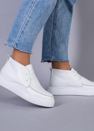 Кожаные белые деми ботинки на шнуровке