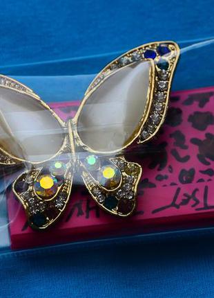 Большая красивая брошь в виде бабочки с крыльями в стразах и камнях под золото1 фото