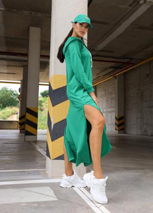 Зеленое трикотажное платье с разрезами2 фото