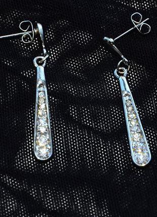 Маленькі витончені сережки сережки з висячими гвоздиками в стразах під срібло/біле золото