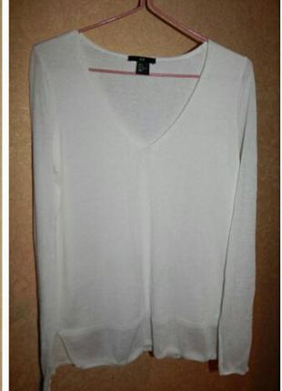 Білий светр з v-подібною горловиною