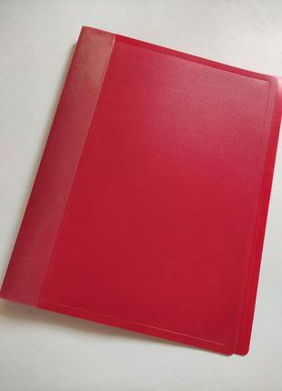 Червона папка швидкозшивач для паперів.