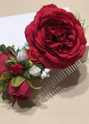 Красный гребень заколка с цветами, красные розы в прическу4 фото