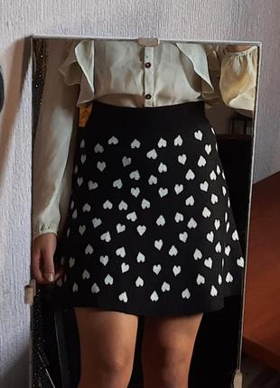 Чёрная короткая юбка с белыми сердечками1 фото
