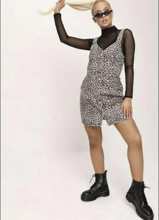 Джинсовое платье сарафан в леопардовый принт на пуговицах спереди1 фото