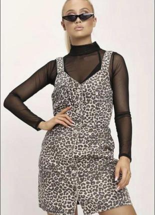 Джинсовое платье сарафан в леопардовый принт на пуговицах спереди5 фото