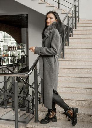 Зимнее длинное трендовое пальто с разрезами тороно серый, р 40-521 фото