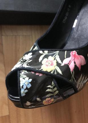 Босоножки с открытым носком, чёрные в цветочный принт4 фото