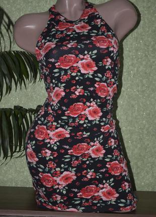 Вискозно - эластановое приталенное платьице в яркий цветочный принт1 фото