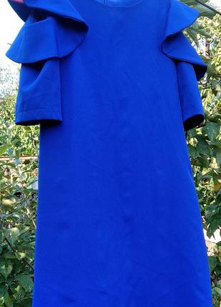 Платье с открытыми плечами