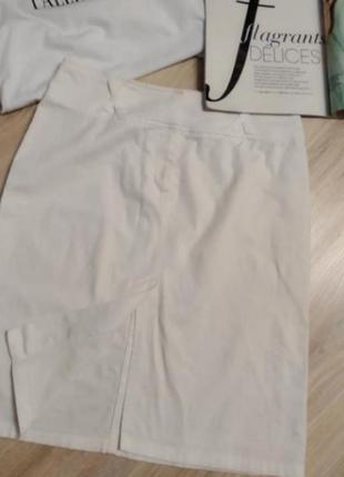 Пряма біла спідниця міні