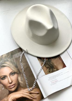 Шляпа федора белая с цепочкой серебристой