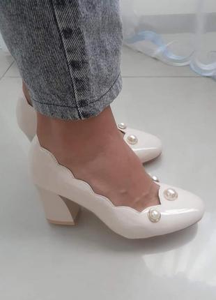 Туфли женские бежевые лаковые на каблуке с жемчугом1 фото