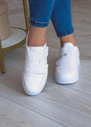 Жіночі кросівки білі на плоскій білій підошві4 фото