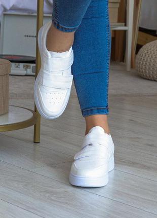 Жіночі кросівки білі на плоскій білій підошві3 фото