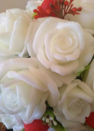 Мильні троянди, букет білих троянд з полуницею6 фото