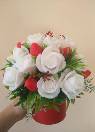 Мильні троянди, букет білих троянд з полуницею3 фото