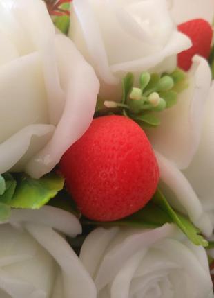 Мильні троянди, букет білих троянд з полуницею7 фото
