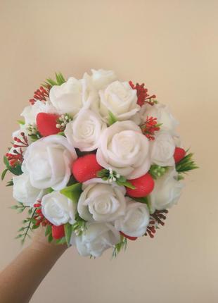 Мильні троянди, букет білих троянд з полуницею2 фото