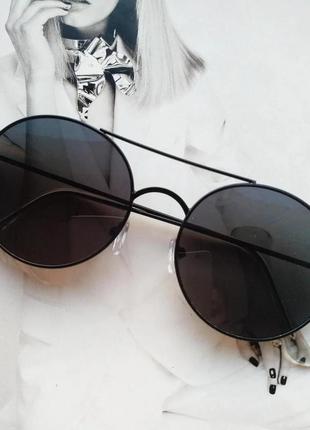 Солнцезащитные круглые очки с цветной линзой чёрный1 фото