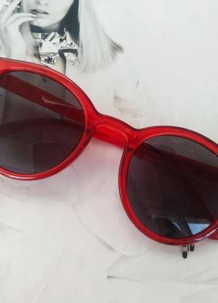 Стильные солнцезащитные очки в цветной оправе вишня
