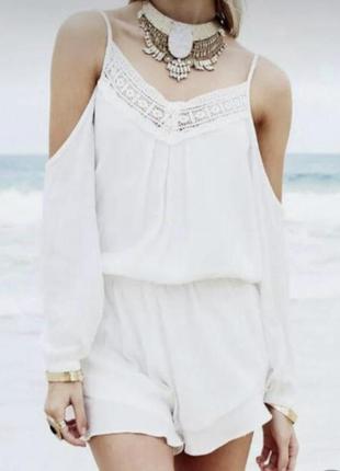 Белый ромпер шорты комбинезон с открытыми плечами