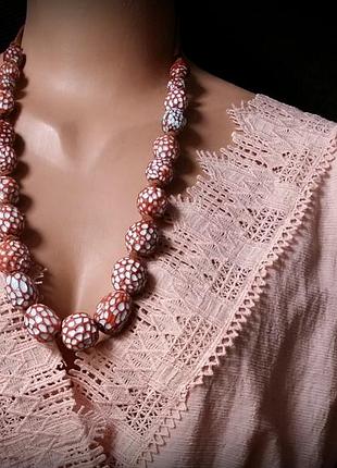 Красно-белые бусы из керамики средней длины