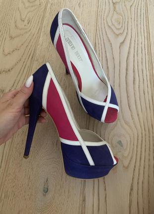 Яскраві туфлі на високому каблуці