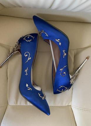 Туфли лодочки классические синего цвета с узорным каблуком3 фото