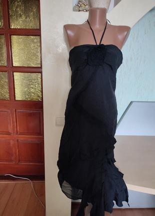 Чёрное шелковое платье на стройную девушку