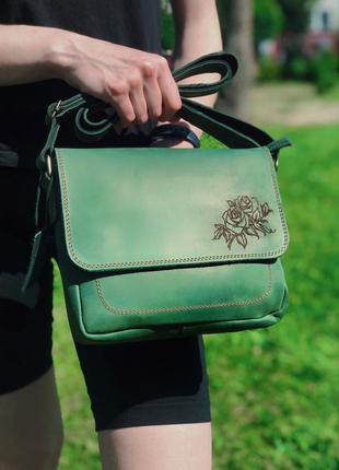 Женская зелёная кожаная сумочка с бесплатной гравировкой цветов