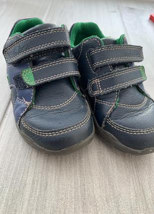 Полуботинки кроссовки кеды на мальчика тёмно синие на липучке от clarks, размер 221 фото