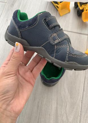 Напівчеревики кросівки, кеди на хлопчика темно сині на липучці від clarks, розмір 226 фото